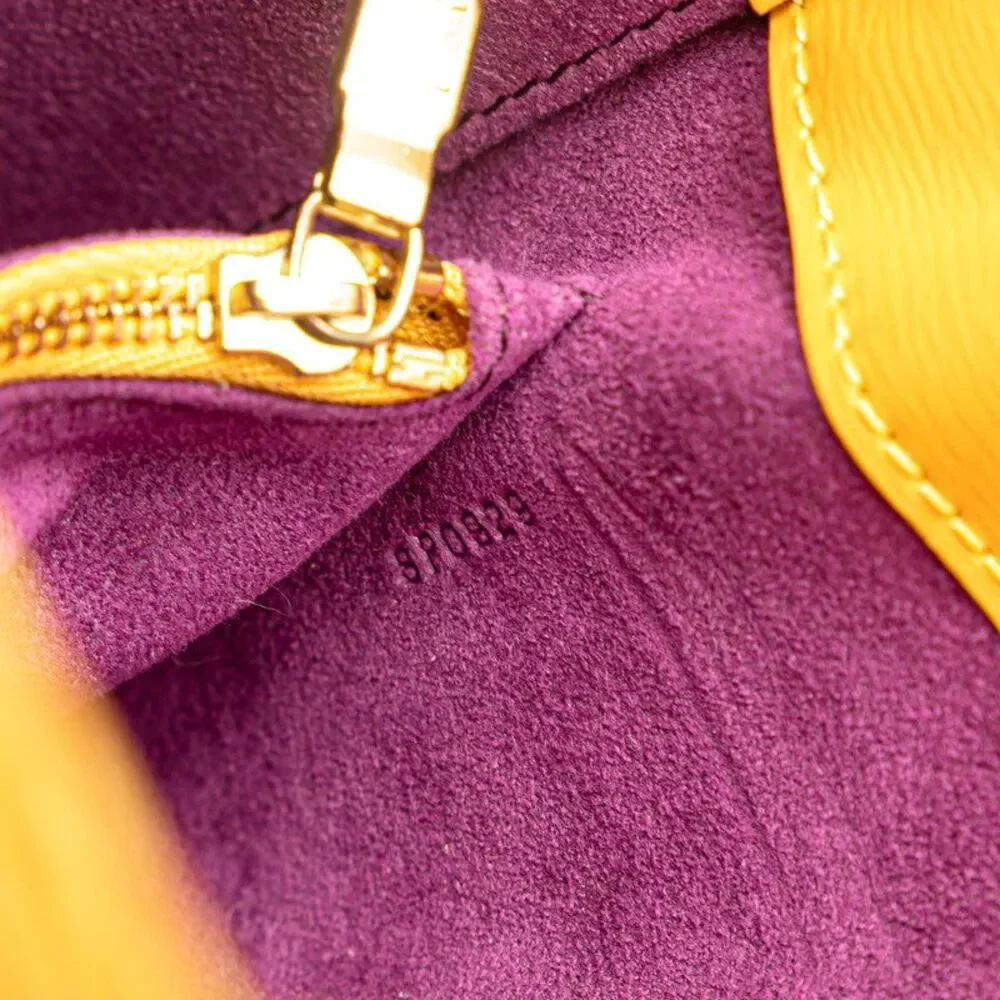 Louis Vuitton none cracks dirt